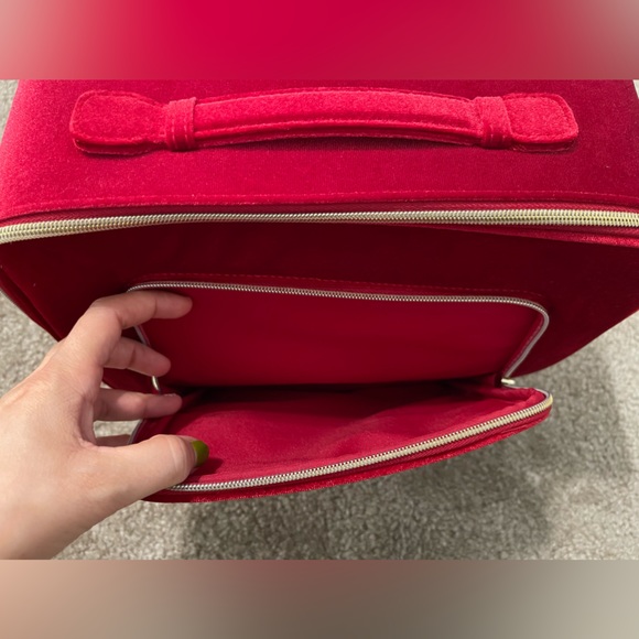 🎉Host Pick🎉 NWOT Estee Lauder Red Velvet Train Case - Picture 4 of 10